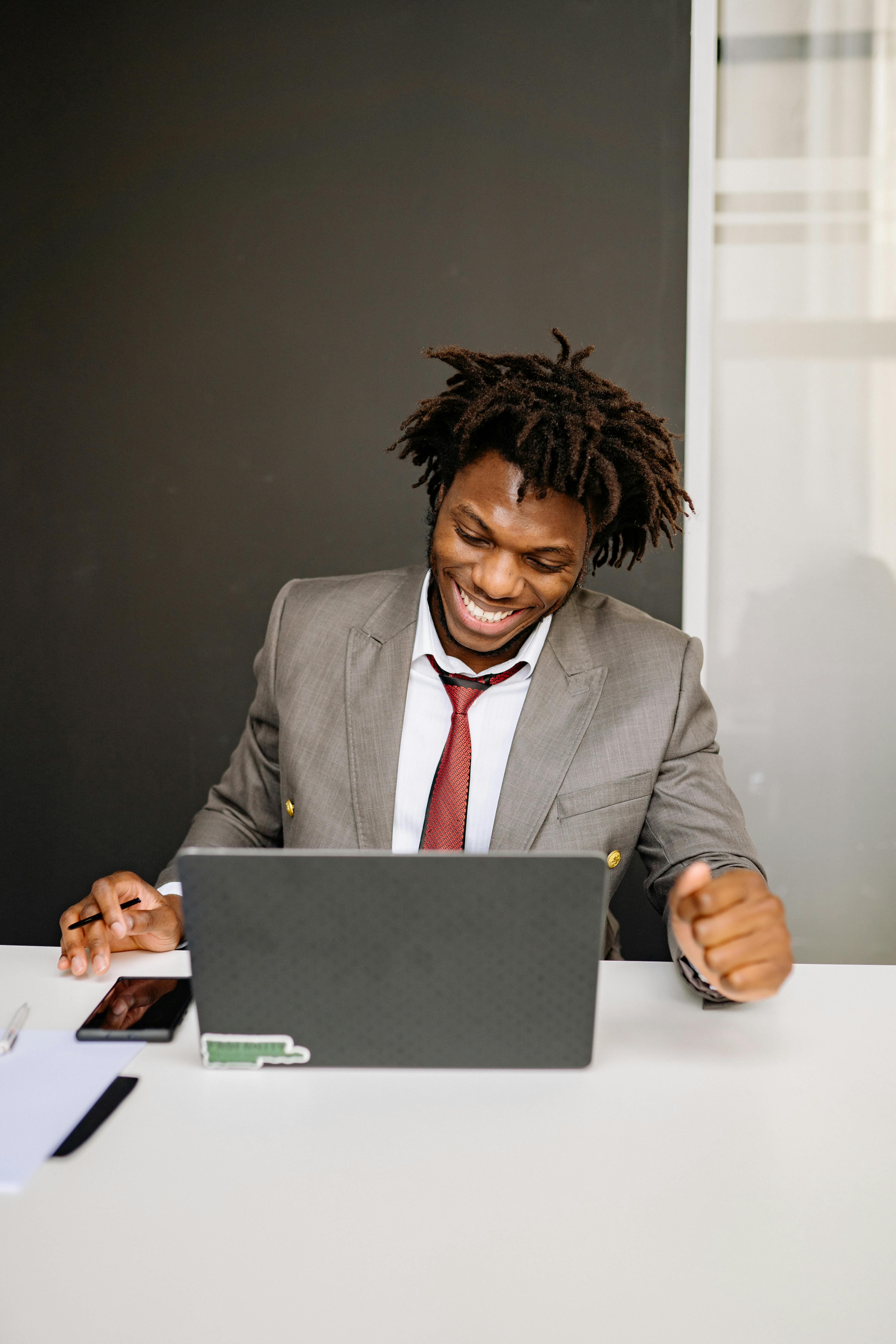 Profissional organizando documentos e calculando valores no escritório